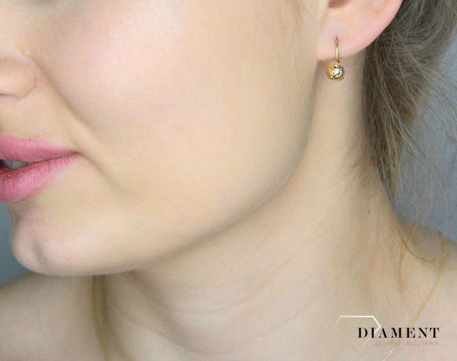 Kolczyki złote wiszące kulki grawerowane próba 375, KL 6417 375, Złote kolczyki wykonane z wysokiej jakości żółtego złota, próba 375. Kolczyki w minimalistycznym stylu, wpisujące się w obecne trendy modowe..jpg